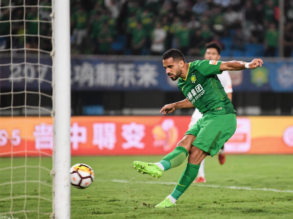 比赛的转折点出现在第65分钟。国安球员法